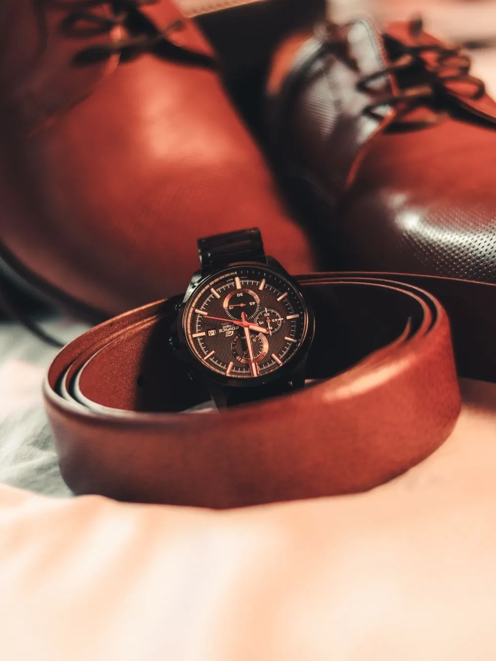 Montre et ceinture coordonnées avec des chaussures en cuir marron