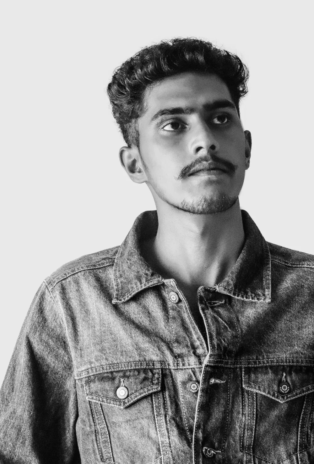 Portrait en noir et blanc d’un homme portant une veste en jean