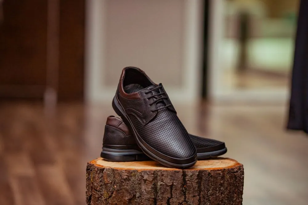 Chaussures en cuir marron à détails perforés