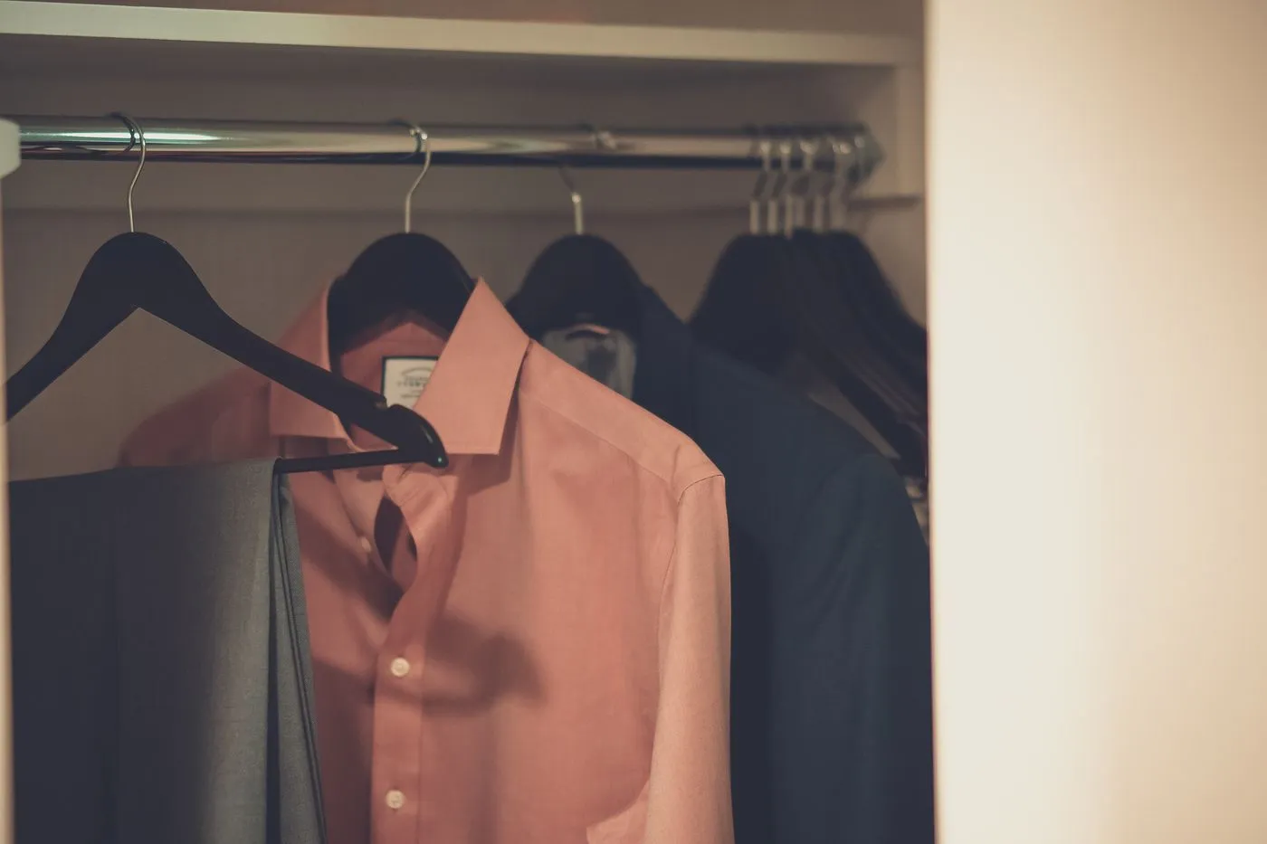 Chemise et veste préparées sur des cintres